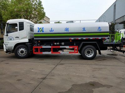 洒水车在汽车物流中的关键角色