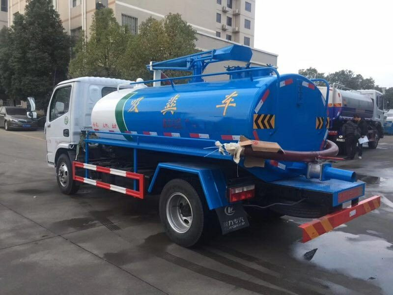 洒水车 城市环境的守护者